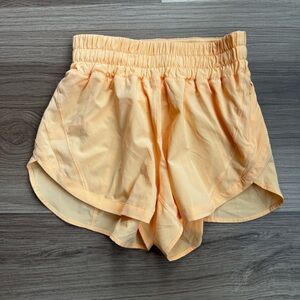 Lululemon Hotty Hot 2.5” Shorts Size 4 Small Pastel Orange No Liner
